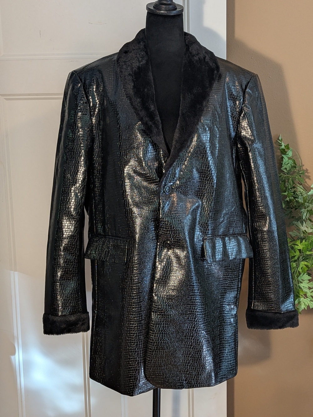 Men's Black Faux Croc Shine Jacket with Plush Collar. Sz Large. Brand New.